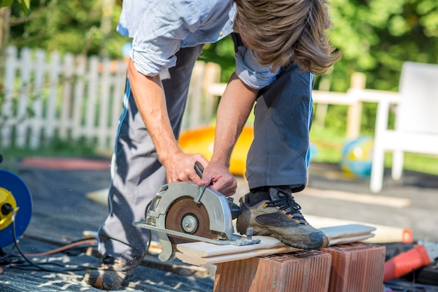 Planches à découper homme avec une scie circulaire