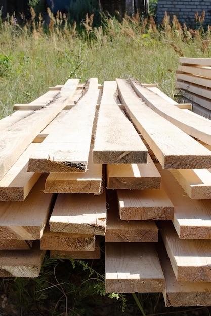 Planches finies pliées au gros plan de la scierie