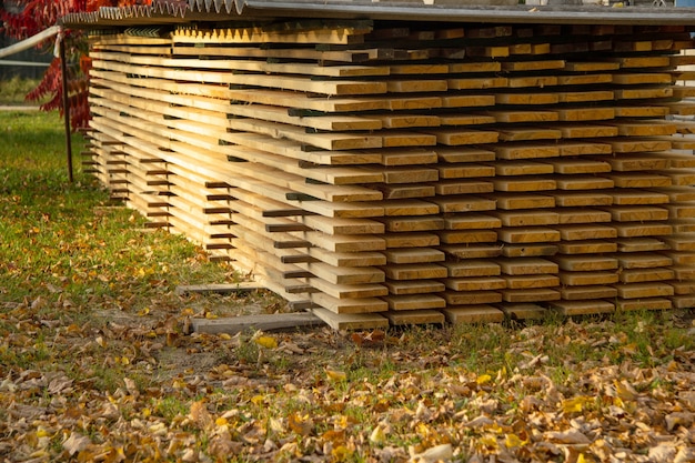 Les planches de finition longues sont empilées correctement et uniformément dans la rue. Espace de rangement. mise au point sélective.