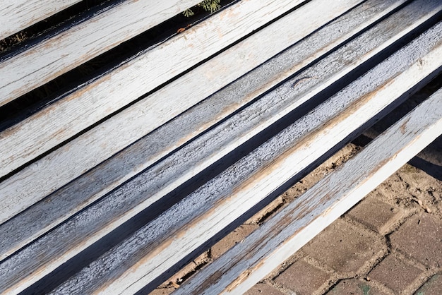 Les planches glacées des bancs du Parc