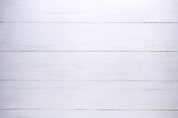 Planches horizontales peintes en blanc, fond en bois