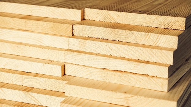 Planches de menuiserie en bois empilées à partir de bois naturel dans une industrie du bois