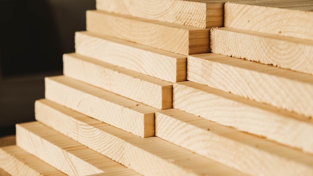 Planches de menuiserie en bois empilées à partir de bois naturel dans une industrie du bois