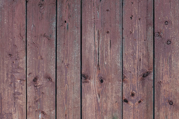 Planches verticales brunes avec nœuds et peinture écaillée