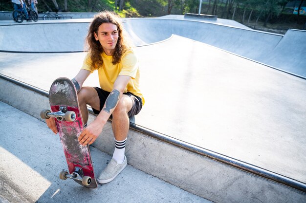 Planchistes professionnels s'amusant au skate park