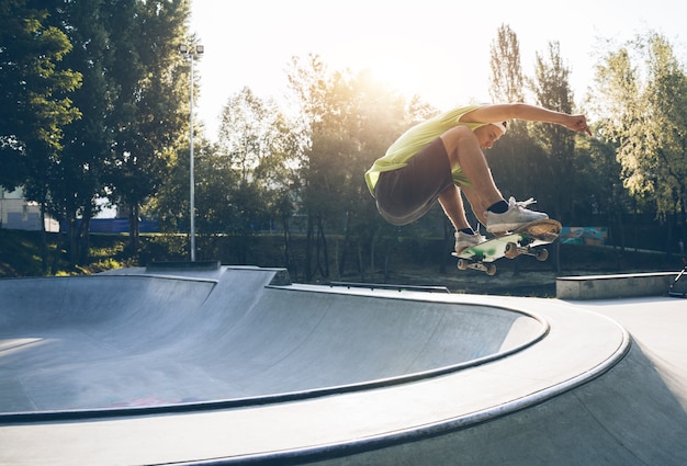 Planchistes professionnels s'amusant au skate park