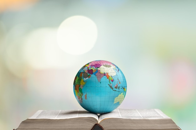 Planète globe classique sur un livre ouvert