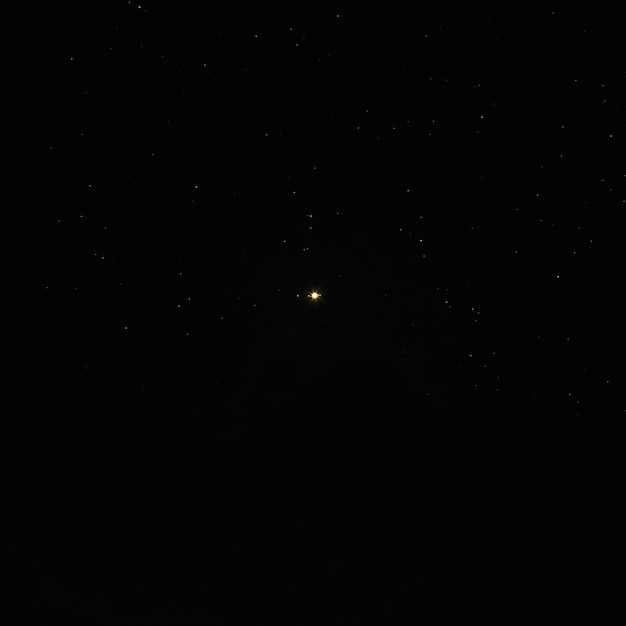 Planète Jupiter avec ses satellites dans le ciel étoilé de la nuit.