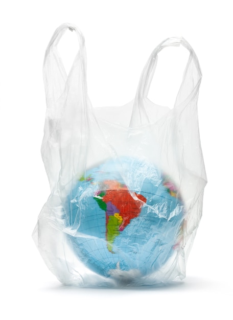 La planète Terre dans un sac en plastique. La contamination de notre planète. Globe dans le paquet. Isolé sur fond blanc.