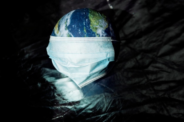 Planète Terre avec masque facial protéger