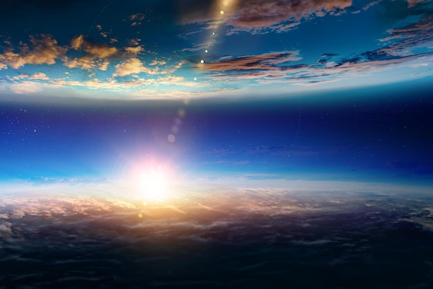 Planètes abstraites et texture de l'espace avec le lever du soleil et les nuages