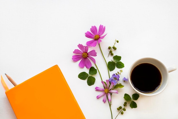 planificateur de cahier pour le travail professionnel avec du café chaud