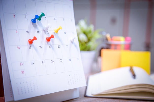 Le planificateur d'événements du calendrier est un concept de planification d'une réunion d'affaires ou d'un voyage occupé.