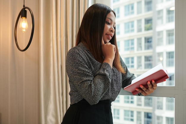 Planificateur de vérification de femme d'affaires