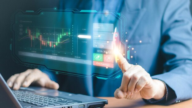 Planification analyser l'indicateur et la stratégie acheter et vendre Marché boursier Progrès de la croissance de l'entreprise ou concept de réussite Un homme d'affaires ou un commerçant pointe un stock d'hologramme virtuel croissant investir dans le trading