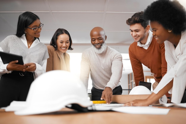 Planification de l'architecture ou équipe d'ingénierie en réunion pour la construction d'innovations ou le développement de projets Objectif de collaboration Blueprint ou cadre supérieur heureux avec un groupe de femmes dans un immeuble de bureaux