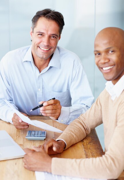 Photo planification budgétaire et portrait d'hommes heureux lors d'une réunion avec des documents et une calculatrice pour les finances ou les ventes au bureau sourire du visage et personnes en collaboration comptable et rapport sur la croissance économique