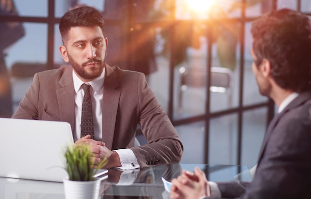 Planification des partenaires commerciaux et réunion sur la stratégie d'entreprise pour le marketing en ligne