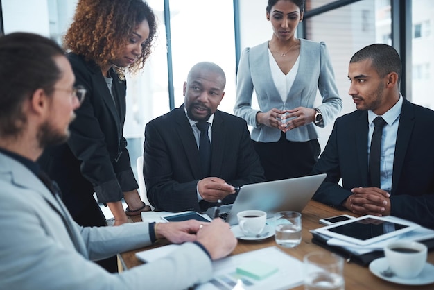 Planification de réunions et hommes d'affaires avec ordinateur portable au bureau pour la stratégie et la collaboration d'idées de remue-méninges Travail d'équipe d'entreprise et hommes et femmes travaillant sur un projet et une proposition de groupe de rapport