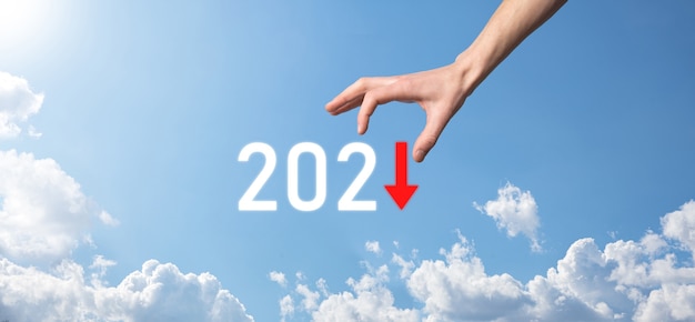 Planifier une croissance négative de l'entreprise dans le concept de l'année 2021. Plan d'affaires et augmentation des indicateurs négatifs dans son entreprise, baisse des concepts d'entreprise. Maintenez la main sur fond de ciel