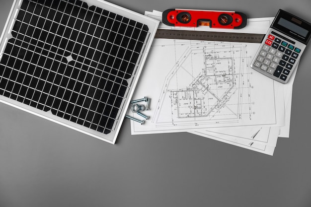 Plans architecturaux et panneau solaire sur table