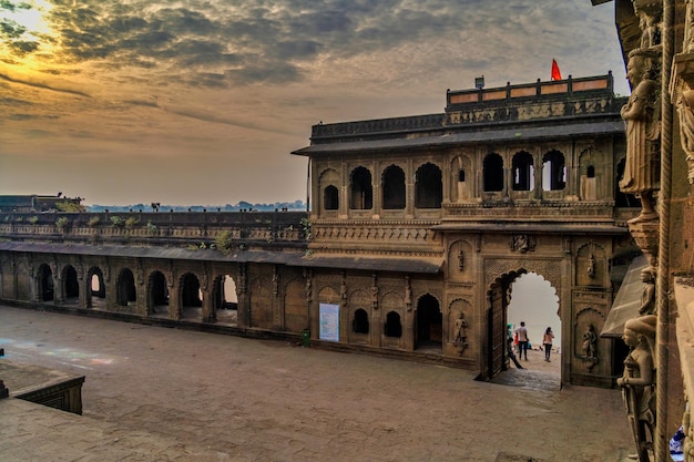 Plans extérieurs du site touristique pittoresque du fort et du temple de Maheshwar dans le Madhya Pradesh en Inde Ce monument se trouve sur les rives de la rivière Narmada