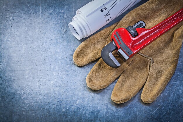 Plans de gants de protection de clé à pipe sur le concept de plomberie de fond métallique