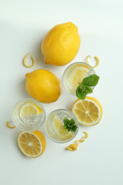 Plans de vodka et de citrons sur une surface blanche