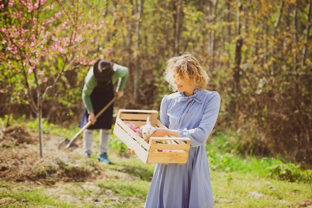 La plantation de cultures dans les champs l'agriculture d'été l'agriculture familiale des travailleurs Couple dans la ferme à la campagne b