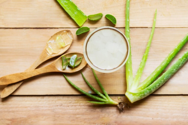 Plante d'aloe vera avec un verre de jus d'aloé vera