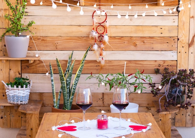 Plante en pot sur la table à la maison