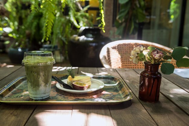 Photo plante en pot sur la table