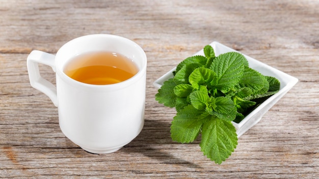 Plante de sauge pourpre et thé sur la table