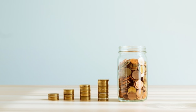 Planter sur des pièces de monnaie dans la bouteille