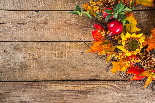 Plantes d'automne sur table en bois