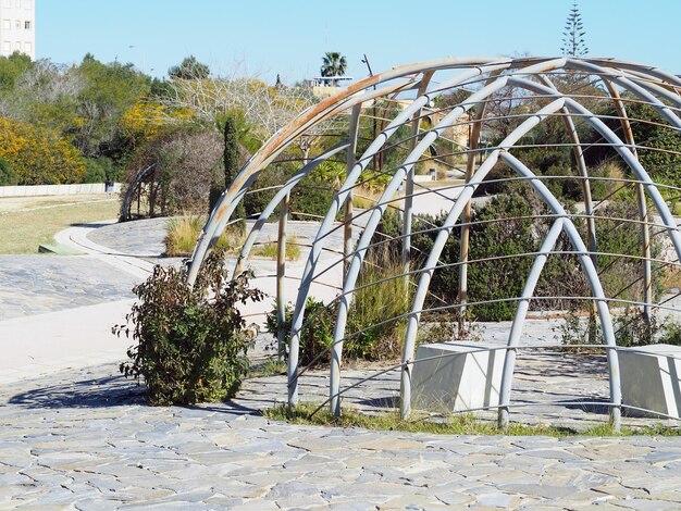 Plantes flétries dans le parc, treillis vides et parterres de fleurs abandonnés