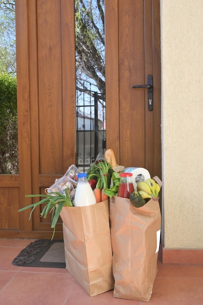 Des plantes en pot sur la table près de la fenêtre