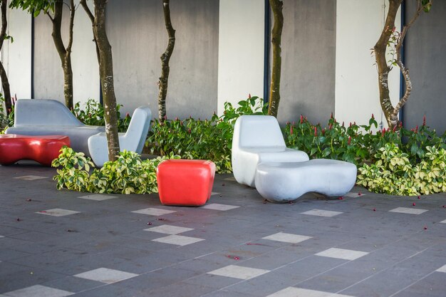 Plantes en pot sur le trottoir contre le bâtiment