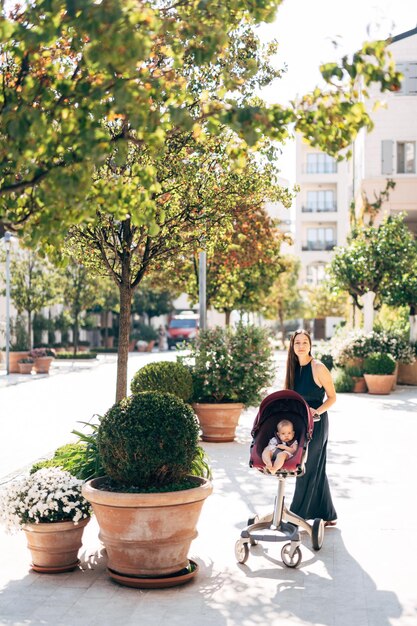 Photo plantes en pot sur le trottoir en ville