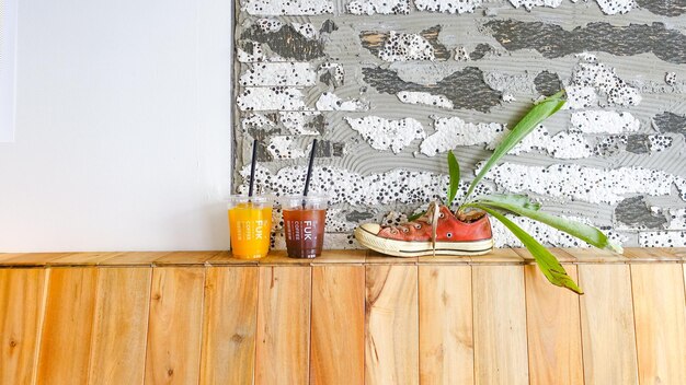 Photo plantes qui poussent dans un pot de verre sur la table