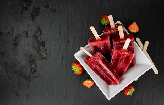 Plaque d'ardoise avec Strawberry Popsicles fait maison