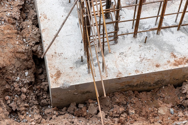 Plaque de base. la formation de la fosse du grillage est terminée. Coffrage des structures verticales du parking souterrain de niveau inférieur. La fondation du radeau est un pieu supérieur, une fondation de jetée. Construction de maison.