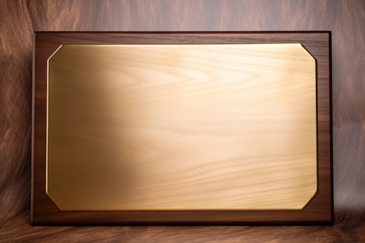 Photo plaque en bois avec plaque d'or sur un fond crème