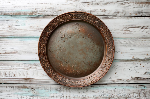 Plaque en bronze avec des dattes sur une vieille table en bois blanc