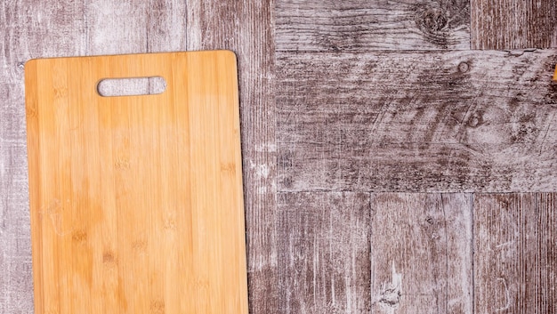 Plaque de coupe en bois vide sur fond en bois