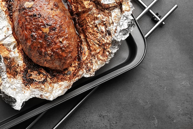 Photo plaque de cuisson avec un délicieux pain de viande de dinde sur la table