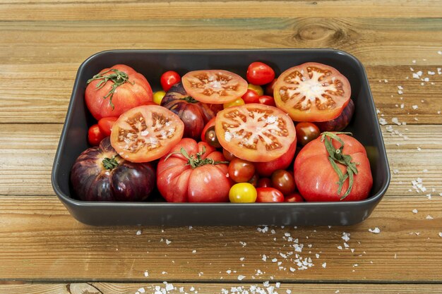 Une plaque de cuisson remplie de tomates