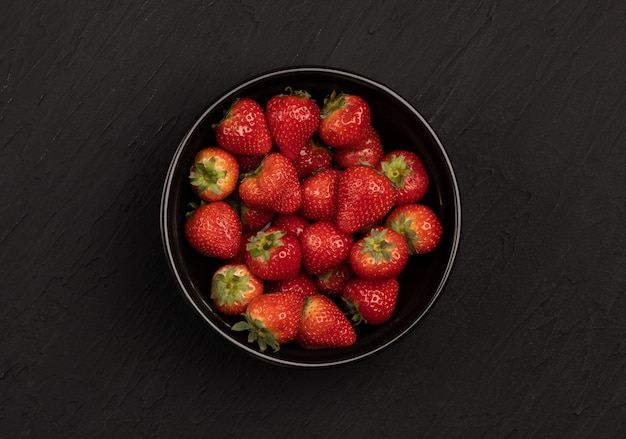 plaque avec fraises fraîchement, isolé