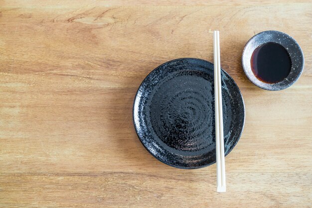 plaque noire vide sur la table