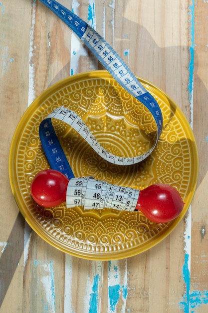 Plaque de nourriture avec un poids d'exercice à l'intérieur symbolisant l'activité physique dans la lutte contre l'obésité